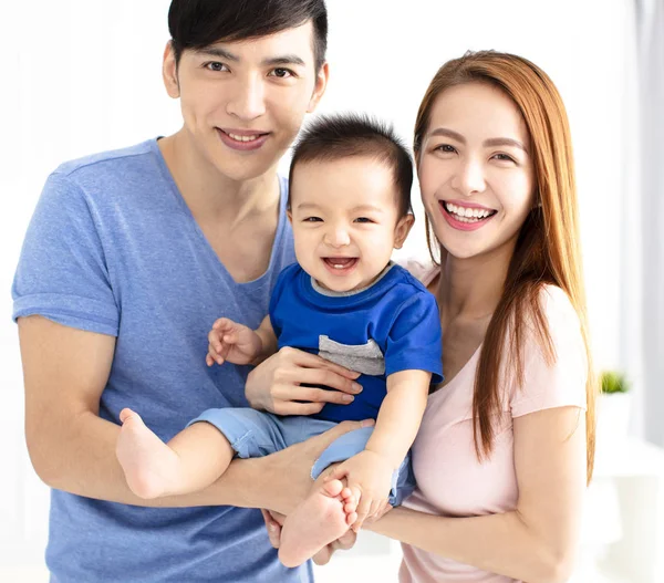 Retrato Joven Feliz Familia Asiática Con Niño —  Fotos de Stock