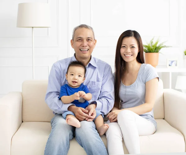 Glad Farförälder Med Baby Sonson — Stockfoto