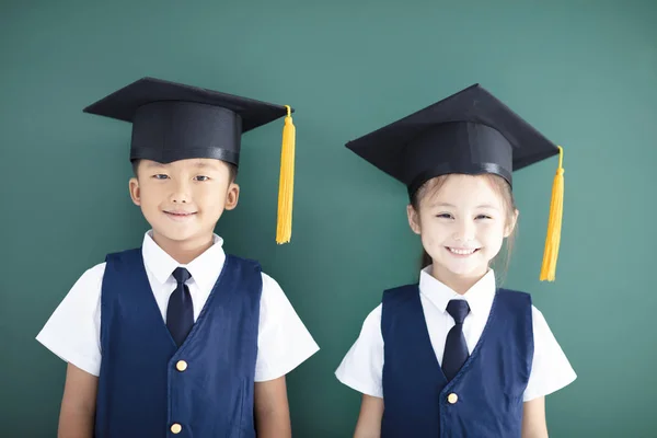 Garçon Fille Heureux Dans Stand Chapeau Graduation Avant Tableau Noir — Photo