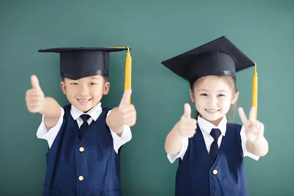 Feliz Chico Chica Gorra Graduación Mostrando Los Pulgares Hacia Arriba — Foto de Stock