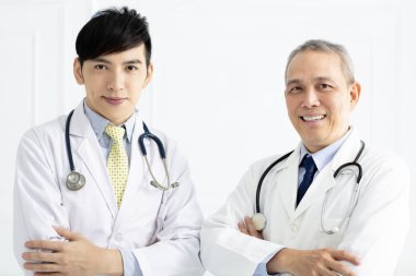 İki Asyalı doktor gülümseyen portresi  