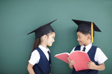 Mutlu çocuk ve kız mezuniyet kap ve eğitim