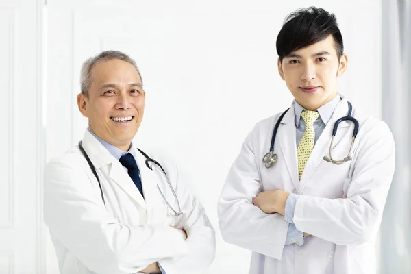 Retrato Dos Doctores Sonrientes Pie — Foto de Stock