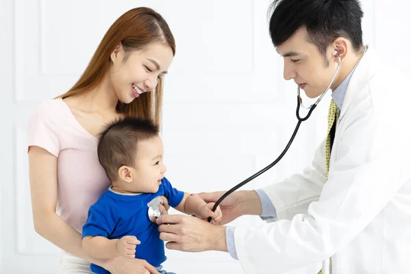 Lékař Zkoumá Malého Chlapce Stetoskop — Stock fotografie