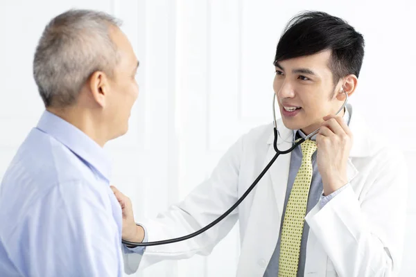 Ung Manlig Läkare Talar Med Ledande Man Patienten — Stockfoto