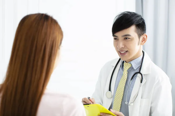 Mladý Muž Doktor Mluví Žena Pacienta — Stock fotografie