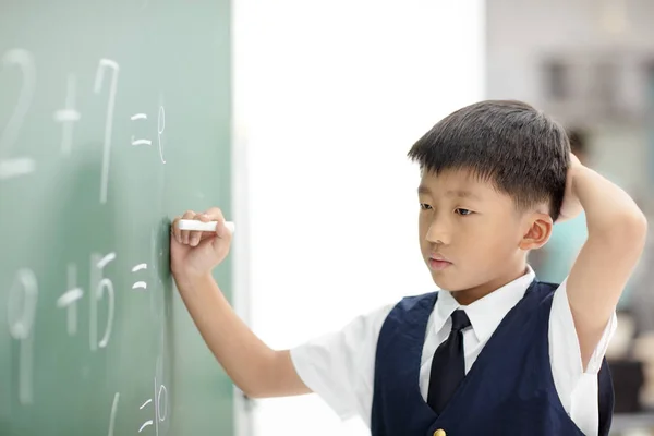 Verwarren Schooljongen Proberen Beantwoorden Vraag Schoolbord — Stockfoto