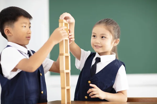 Šťastné Děti Hrají Dřevo Bloky Učebně — Stock fotografie