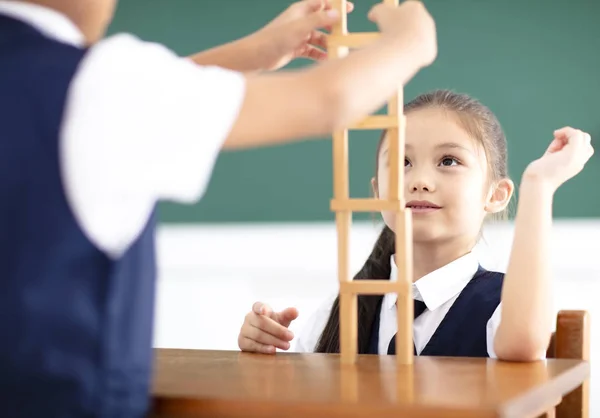 Glückliche Kinder Spielen Holzklötze Klassenzimmer — Stockfoto