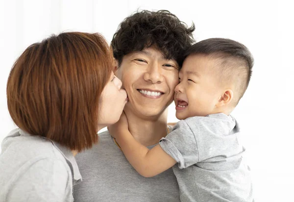 Família Feliz Mãe Pai Filho Beijando — Fotografia de Stock