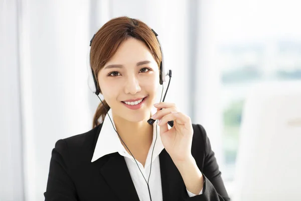 美丽的年轻企业女操作员在耳机 — 图库照片