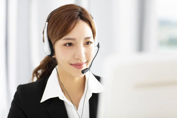 Hermosa Mujer Negocios Joven Operador Auriculares —  Fotos de Stock