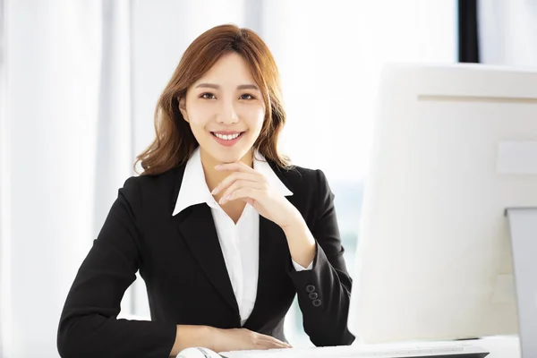 Χαμογελώντας Νεων Επιχειρηματιων Γυναίκα Που Εργάζεται Στο Γραφείο — Φωτογραφία Αρχείου