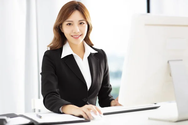 Sorridente Jovem Empresária Trabalhando Escritório — Fotografia de Stock