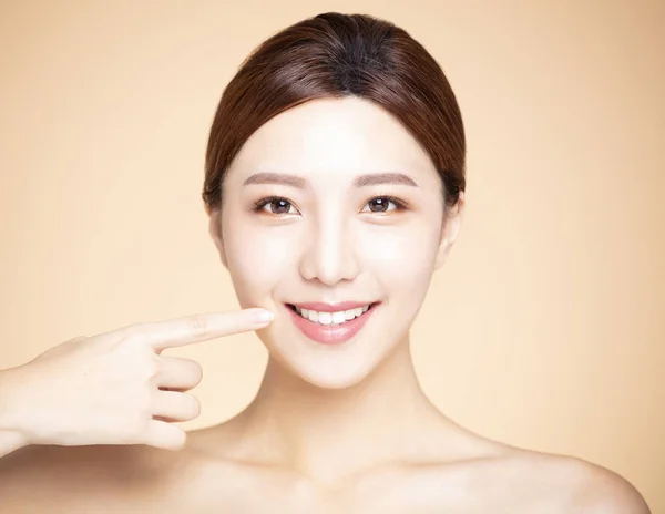 Bella Giovane Donna Mostrando Denti — Foto Stock