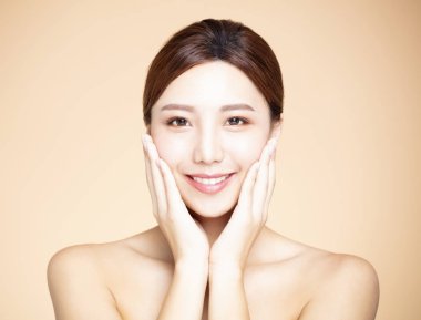 doğal makyaj ve temiz cilt genç kadınla