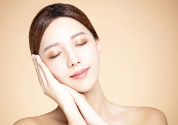 Mujer Asiática Con Maquillaje Natural Piel Limpia —  Fotos de Stock