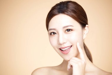 doğal makyaj ve temiz cilt ile Asyalı kadın