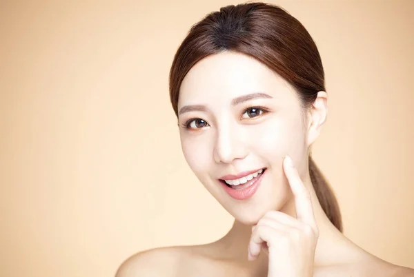 Asiatisk Kvinna Med Naturlig Makeup Och Ren Hud — Stockfoto