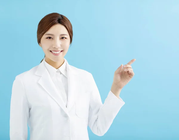 Smiling Woman Pharmacist Doctor Pointing Gesture — Stock Photo, Image