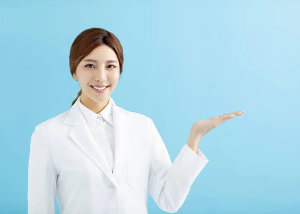 Uśmiecha Się Kobieta Lekarz Farmaceuta Pokazując Gest — Zdjęcie stockowe