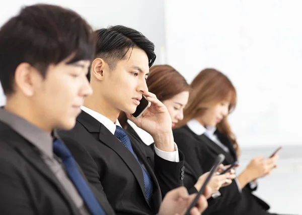 Les Jeunes Gens Affaires Utilisant Parlant Téléphone Intelligent — Photo