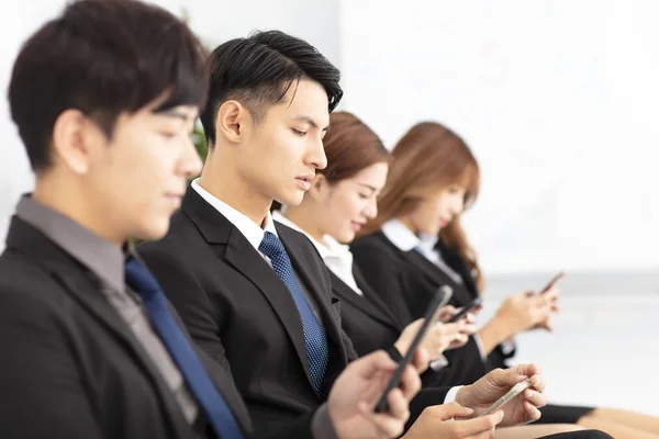 Jovens Empresários Usando Telefone Inteligente — Fotografia de Stock