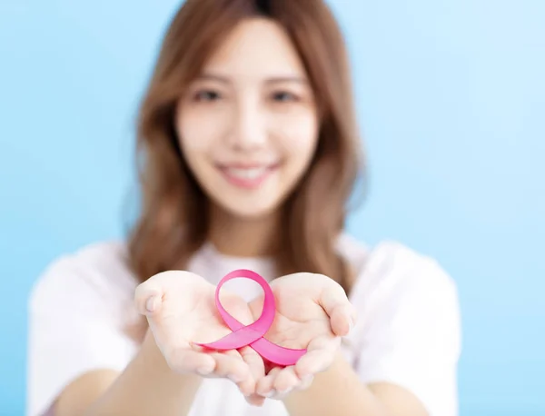 Mujer Joven Con Cinta Conciencia Cáncer Mama Rosa — Foto de Stock