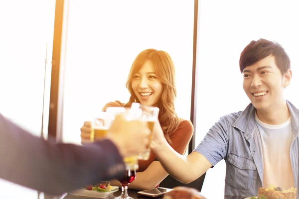 Jovens Amigos Felizes Bebendo Cerveja Restaurante — Fotografia de Stock