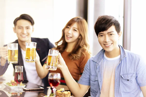 Jovens Amigos Felizes Bebendo Cerveja Restaurante — Fotografia de Stock