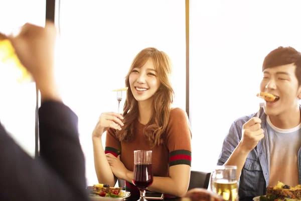 Teman Teman Muda Yang Bahagia Menikmati Makan Malam Restoran — Stok Foto