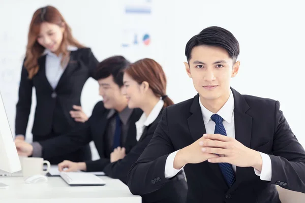 Sonriente Hombre Negocios Con Colegas Fondo —  Fotos de Stock