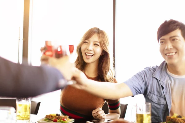 Teman Muda Yang Bahagia Minum Anggur Restoran — Stok Foto