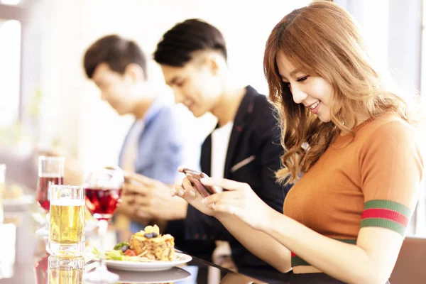 Jeunes Amis Prenant Des Photos Avec Caméra Smartphone Restaurant — Photo