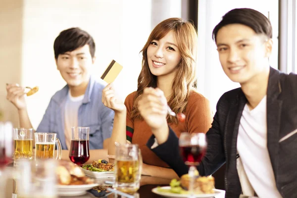 Jovens Amigos Mostrando Cartão Crédito Desfrutar Jantar Restaurante — Fotografia de Stock