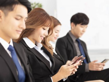 akıllı telefon kullanan genç iş adamları