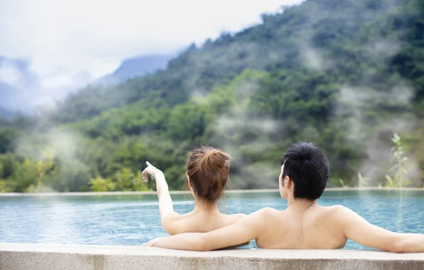 Casal Jovem Relaxante Fontes Termais — Fotografia de Stock