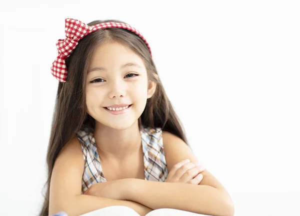 Nahaufnahme Eines Lächelnden Kleinen Mädchens Mit Langen Haaren — Stockfoto