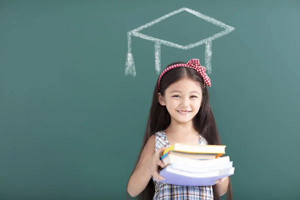 Mädchen Mit Mütze Und Büchern Vor Der Tafel — Stockfoto