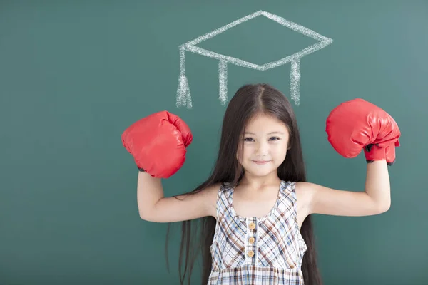Kleines Mädchen Mit Boxhandschuhen Und Abschlusskonzept — Stockfoto