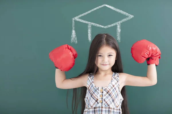 Liten Flicka Med Boxhandskar Och Examen Koncept — Stockfoto