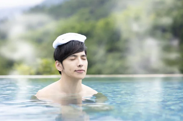 Jonge Man Ontspannen Hot Springs — Stockfoto