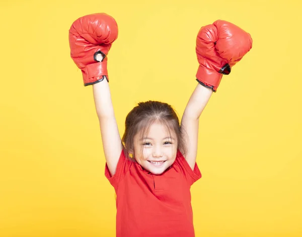 黄色背景红色拳击手套的快乐的小女孩 — 图库照片