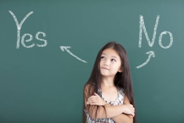 güzel küçük bir kız daha önce kara tahta düşünme