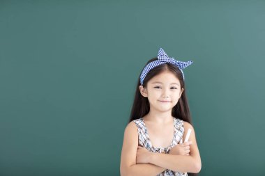 önce boş yazı tahtası gülümseyen küçük kız stand 