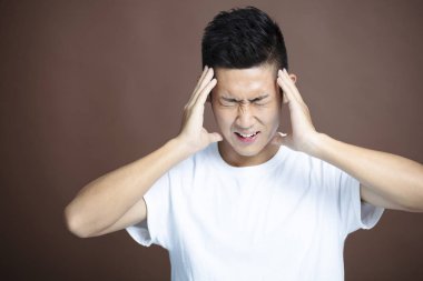 Genç adam kafa tutan vurguladı