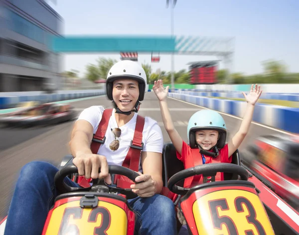 Πατέρας Και Κόρη Οδήγηση Kart Στην Πίστα — Φωτογραφία Αρχείου