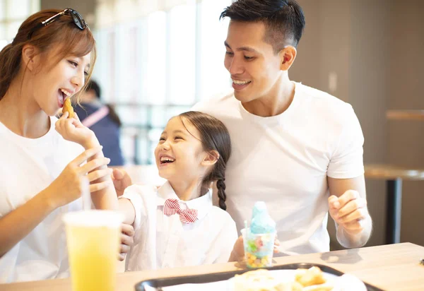 Familia Feliz Disfrutando Cena Restaurante — Foto de Stock