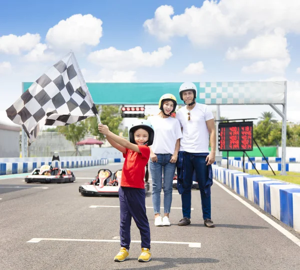 Lycklig Familj Står Kart Race Track — Stockfoto