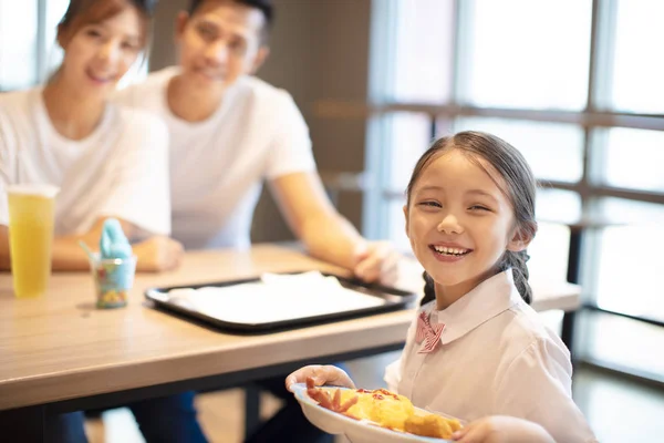 Lycklig Familj Njuter Middagen Restaurang — Stockfoto
